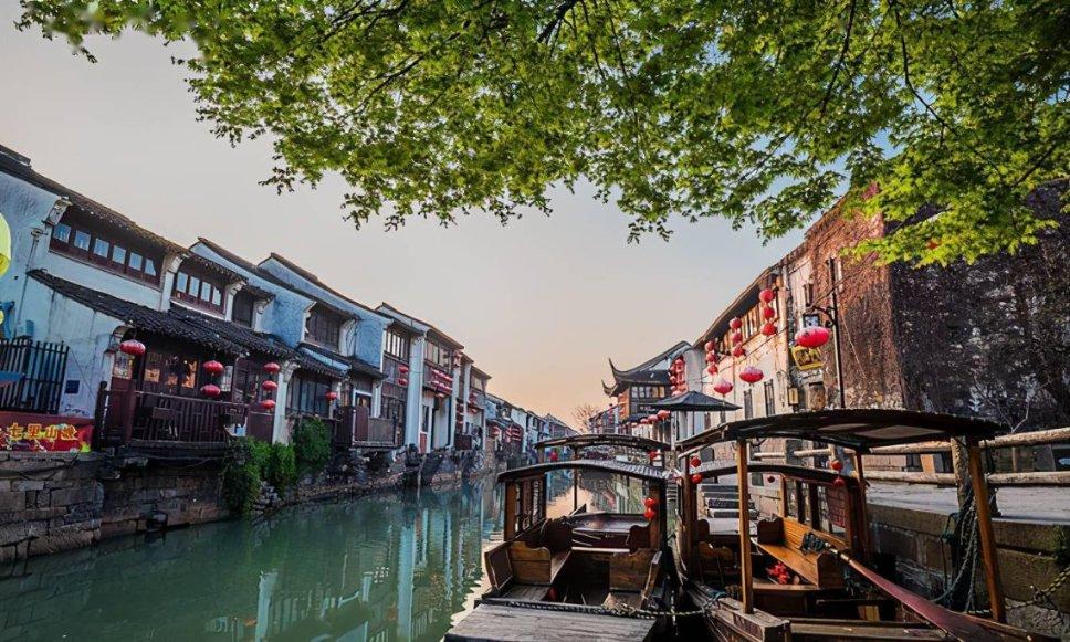 错过高速分岔路口 小车在快车道急刹
